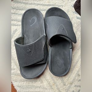 Men’s size 10 black OluKai sandal